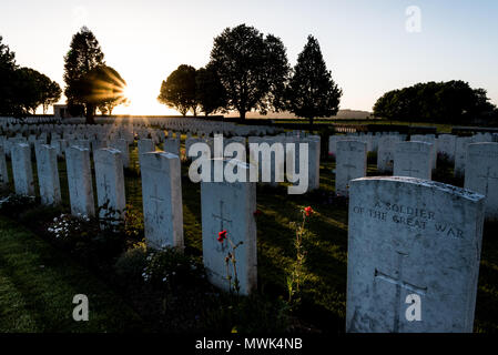 Il cabaret Rouge British cimitero di guerra al tramonto, Souchez vicino a Arras, nel nord della Francia Foto Stock