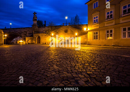 Pittoresca isola di Kampa sotto il Castello di Praga di notte, Praga, Repubblica Ceca Foto Stock