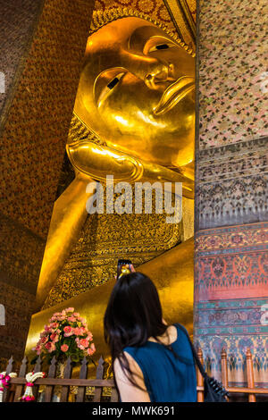 Fotografare l'oro Buddha reclinato in Wat Pho tempio Foto Stock