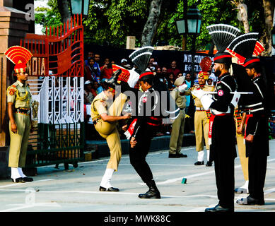 La marching Pakistani e guardie indiane in divisa nazionale alla cerimonia di abbassare le bandiere - 04-05-2015 confine fra Pakistan e India, WAG Foto Stock