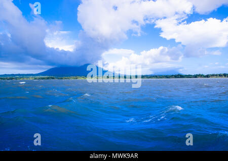 Volcan Concepcion, Isla Ometepe in Nicaragua. Vista dal traghetto con il cloud attorno alla cima della montagna Foto Stock