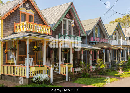 Colorato gingerbread cottages in Martha's Vineyard Camp Associazione Meeting (MVCMA) in Oak Bluffs, Massachusetts. Foto Stock