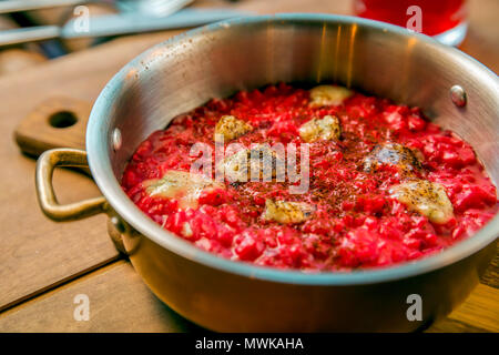 Risotto di rapa rossa sul tavolo Foto Stock