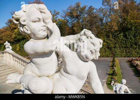 Bellissimo palazzo Wilanow a Varsavia. Capitale della Polonia. Sculture nel giardino. Foto Stock