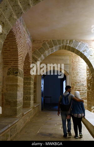 Istanbul, Turchia. Visitatori nella moschea dell'harem nel Palazzo Topkapi. Harem dei sultani Foto Stock