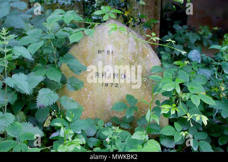 Le lapidi a Tower Hamlets cimitero parco, uno dei magnifici sette cimiteri di Londra Foto Stock