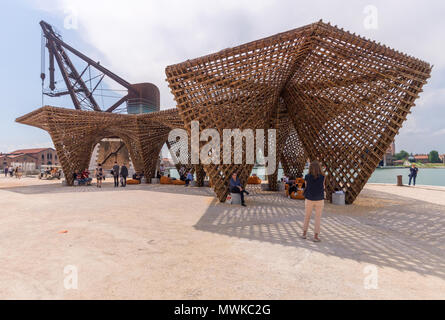 Vo Trong Nghia architetti, bambù padiglione di stalattite, 2018 Biennale di Architettura di Venezia, Arsenale Veneziano Foto Stock