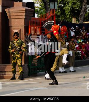 La marching Pakistani e guardie indiane in divisa nazionale alla cerimonia di abbassare le bandiere - 04-05-2015 confine fra Pakistan e India, WAG Foto Stock