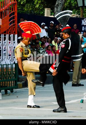 La marching Pakistani e guardie indiane in divisa nazionale alla cerimonia di abbassare le bandiere - 04-05-2015 confine fra Pakistan e India, WAG Foto Stock