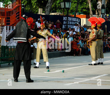 La marching Pakistani e guardie indiane in divisa nazionale alla cerimonia di abbassare le bandiere - 04-05-2015 confine fra Pakistan e India, WAG Foto Stock