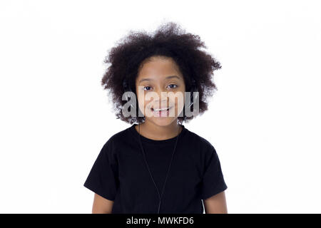 African American afro kid ascoltando la musica con gli auricolari - in bianco sullo sfondo isolato Foto Stock