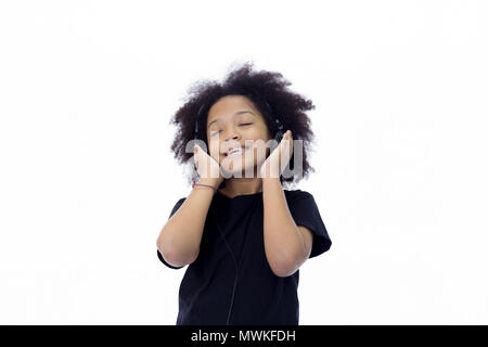 African American afro kid ascoltando la musica con gli auricolari - in bianco sullo sfondo isolato Foto Stock