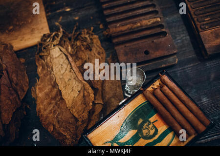 Fatti a mano i sigari di lusso Foto Stock