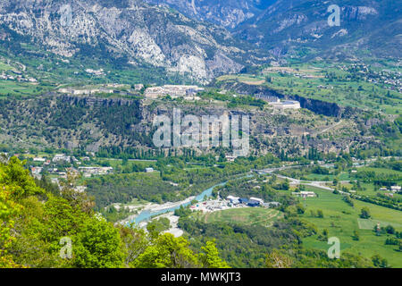 Il fort di Mont-Dauphin nella Valle della Durance, visto da un altro lato della valle Foto Stock