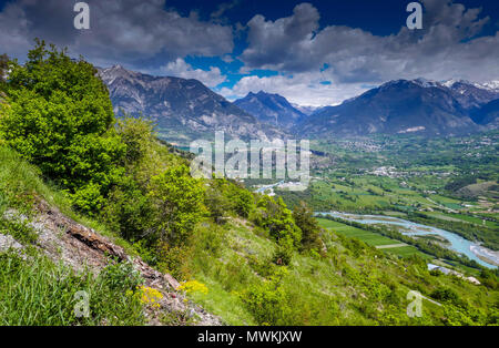 Il fort di Mont-Dauphin nella Valle della Durance, visto da un altro lato della valle Foto Stock