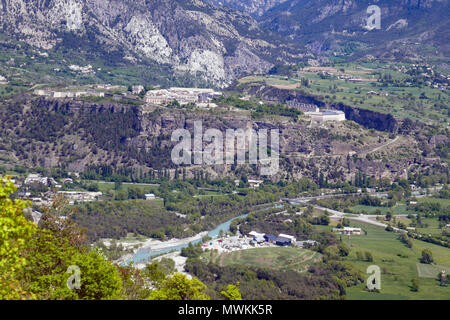 Il fort di Mont-Dauphin nella Valle della Durance, visto da un altro lato della valle Foto Stock