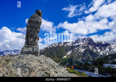 Pietra di granito eagle statua sulla sommità del Passo del Sempione tra Svizzera e Italia Foto Stock