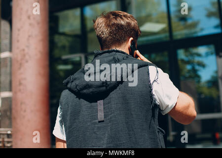 Un uomo sta parlando al telefono Foto Stock
