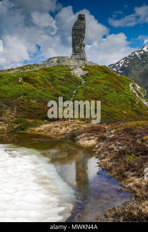 Pietra di granito eagle statua sulla sommità del Passo del Sempione tra Svizzera e Italia Foto Stock