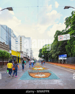 Campo Grande, Brasile - 31 Maggio 2018: evento di festa del Corpus Domini a 14 de Julho street. Persone realizzata artigianalmente una moquette, fatto di segatura, con Chr Foto Stock