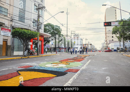 Campo Grande, Brasile - 31 Maggio 2018: evento di festa del Corpus Domini a 14 de Julho street. Persone realizzata artigianalmente una moquette, fatto di segatura, con Chr Foto Stock