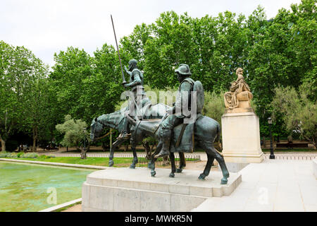 Statue in bronzo di Don Chisciotte e Sancho Panza, Monumento all'autore di Don Chisciotte, Miguel de Cervantes, Plaza de Espana, Madrid, Spagna. Maggio 2018 Foto Stock