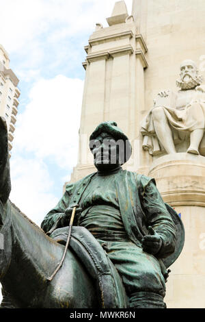 Sancho Panza statua, Monumento all'autore di Don Chisciotte, Miguel de Cervantes, Plaza de Espana, Madrid, Spagna. Maggio 2018 Foto Stock