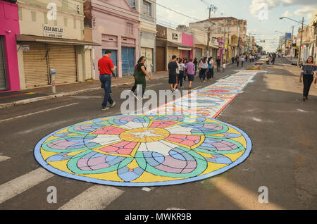 Campo Grande, Brasile - 31 Maggio 2018: evento di festa del Corpus Domini a 14 de Julho street. Persone realizzata artigianalmente una moquette, fatto di segatura, con Chr Foto Stock