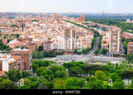 Vista sui tetti di Madrid dalla parte superiore della cattedrale di Almundena. Spagna. Maggio 2018 Foto Stock