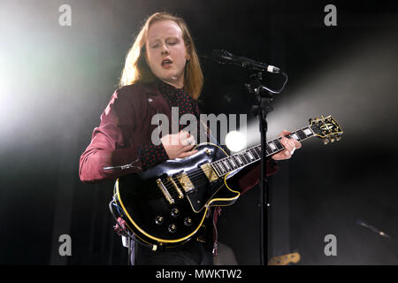 Alex Trimble di due porte di Cinema Club live sul palco. Alex Trimble cantante, due porte di Cinema Club cantante, due porte di Cinema Club in concerto. Foto Stock