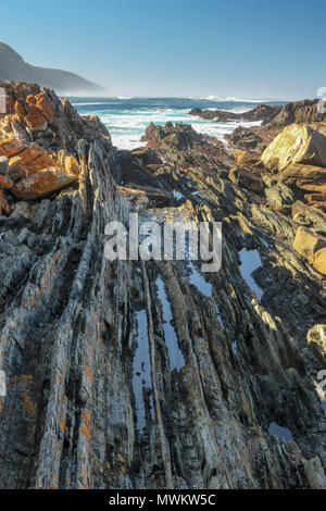 Mare di pile in aggetto nell'Oceano Indiano nel tsitsikamma national park. Tempeste river, la garden route del sud africa Foto Stock