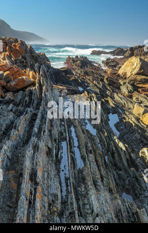 Mare di pile in aggetto nell'Oceano Indiano nel tsitsikamma national park. Tempeste river, la garden route del sud africa Foto Stock