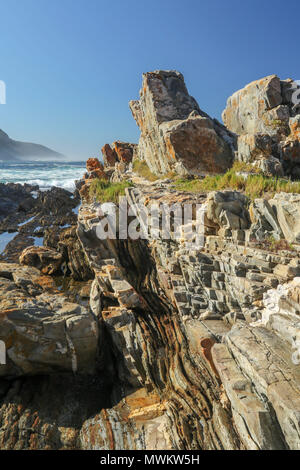 Mare di pile in aggetto nell'Oceano Indiano nel tsitsikamma national park. Tempeste river, la garden route del sud africa Foto Stock