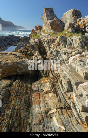 Mare di pile in aggetto nell'Oceano Indiano nel tsitsikamma national park. Tempeste river, la garden route del sud africa Foto Stock