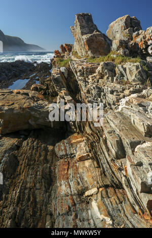 Mare di pile in aggetto nell'Oceano Indiano nel tsitsikamma national park. Tempeste river, la garden route del sud africa Foto Stock