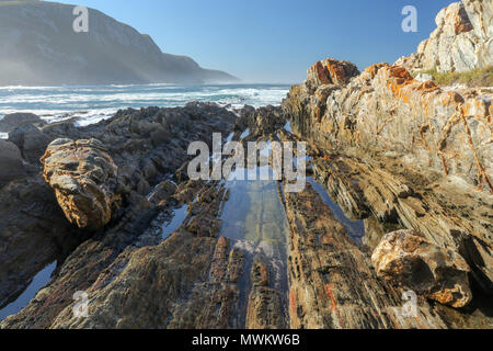 Mare di pile in aggetto nell'Oceano Indiano nel tsitsikamma national park. Tempeste river, la garden route del sud africa Foto Stock