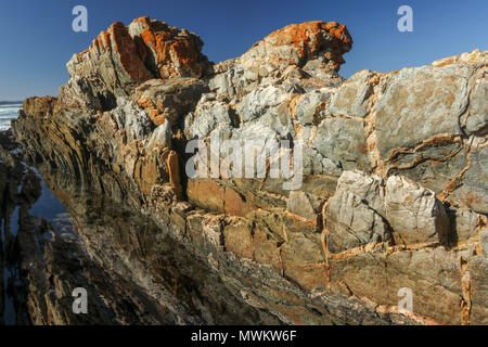 Mare di pile in aggetto nell'Oceano Indiano nel tsitsikamma national park. Tempeste river, la garden route del sud africa Foto Stock