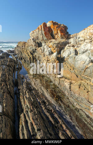 Mare di pile in aggetto nell'Oceano Indiano nel tsitsikamma national park. Tempeste river, la garden route del sud africa Foto Stock