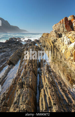 Mare di pile in aggetto nell'Oceano Indiano nel tsitsikamma national park. Tempeste river, la garden route del sud africa Foto Stock