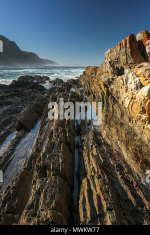 Mare di pile in aggetto nell'Oceano Indiano nel tsitsikamma national park. Tempeste river, la garden route del sud africa Foto Stock