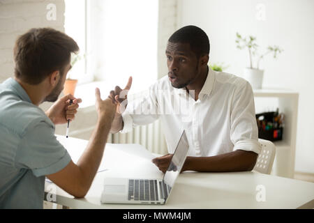 I colleghi sostenendo circa il contenuto del contratto dimostrare loro i punti o Foto Stock