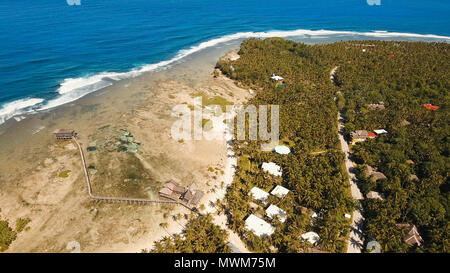 Punto di vista nell'oceano al Cloud Nine surf point, Siargao island , Filippine. Vista aerea sollevata passerella in legno per surfisti di attraversare la barriera corallina di siargao island al cloud 9 surf break sull isola di Mindanao. Isole Siargao famoso surf break cloud 9. Foto Stock