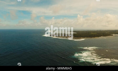 Punto di vista nell'oceano al Cloud Nine surf point, Siargao island , Filippine. Vista aerea sollevata passerella in legno per surfisti di attraversare la barriera corallina di siargao island al cloud 9 surf break sull isola di Mindanao. Isole Siargao famoso surf break cloud 9. Foto Stock