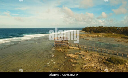 Punto di vista nell'oceano al Cloud Nine surf point, Siargao island , Filippine. Vista aerea sollevata passerella in legno per surfisti di attraversare la barriera corallina di siargao island al cloud 9 surf break sull isola di Mindanao. Isole Siargao famoso surf break cloud 9. Foto Stock