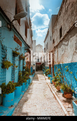 Le piccole strade in blu e bianco nella kasbah di vecchia città di Rabat in Marocco Foto Stock