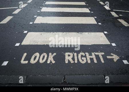 Guardare a destra. Attenzione la segnaletica stradale per pedoni mostra la direzione del traffico in avvicinamento a Edimburgo, Scozia Foto Stock