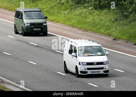 VW Transporter volkswagen camper van guida su autostrada vicino a Preston nel Lancashire. Foto Stock