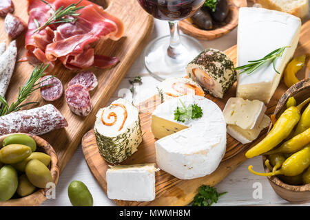 Antipasto delicatessen - affettati, prosciutto, salame, formaggio, olive ciabatta e vino rosso Foto Stock