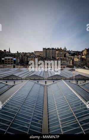 Vista del mercato Edinburghs Street come visto dalla stazione di Waverly, con le stazioni di soffitto di vetro in primo piano. Edimburgo, Scozia. Foto Stock