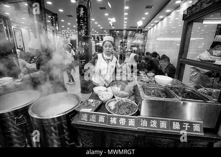 Xian, Cina - 5 Ottobre 2017: Street preparazione alimentare nel Quartiere Musulmano, ben noto sito turistico famoso per la sua cultura e cibo. Foto Stock